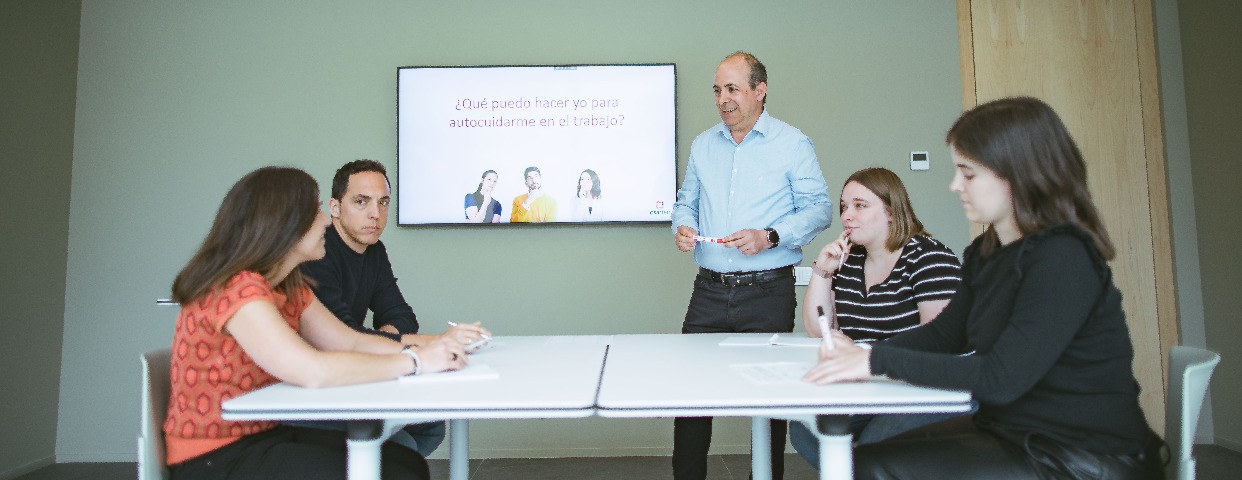 Imagen de cabecera de Técnica o técnico de Servicios de Salud y Bienestar en empresas